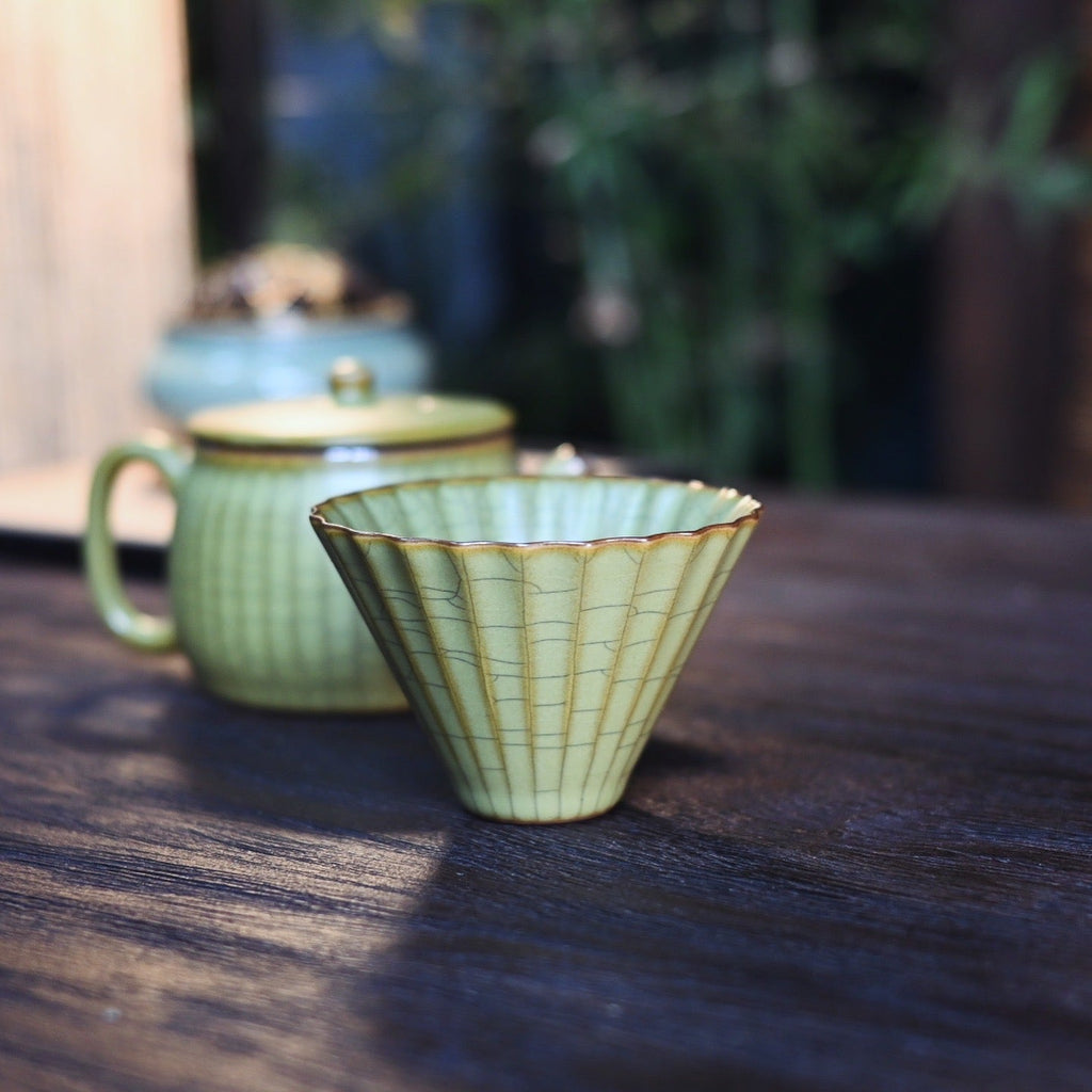 Longquan Celadon Ge Kiln Daisy Tea Cup – Golden Thread Crackle Glaze, 110ml
