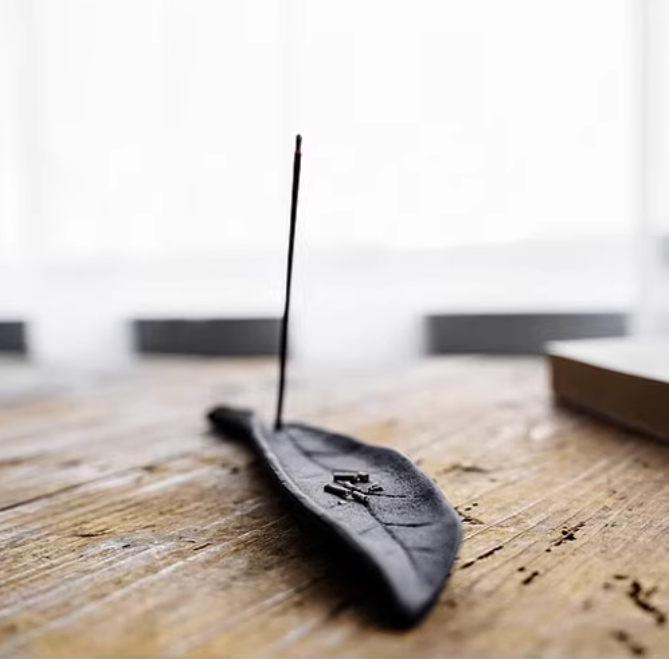 Nambu Tekki Cast Iron Incense Holder – Rock & Leaf Design