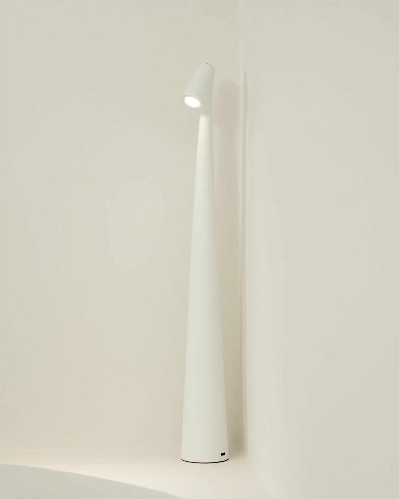 Africa Built-in Battery Table Lamp