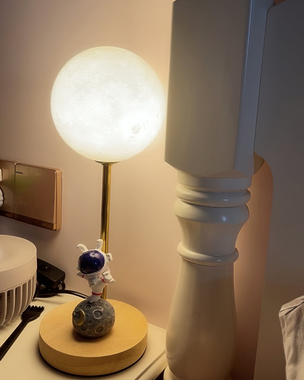 Creative Moon Table Lamp