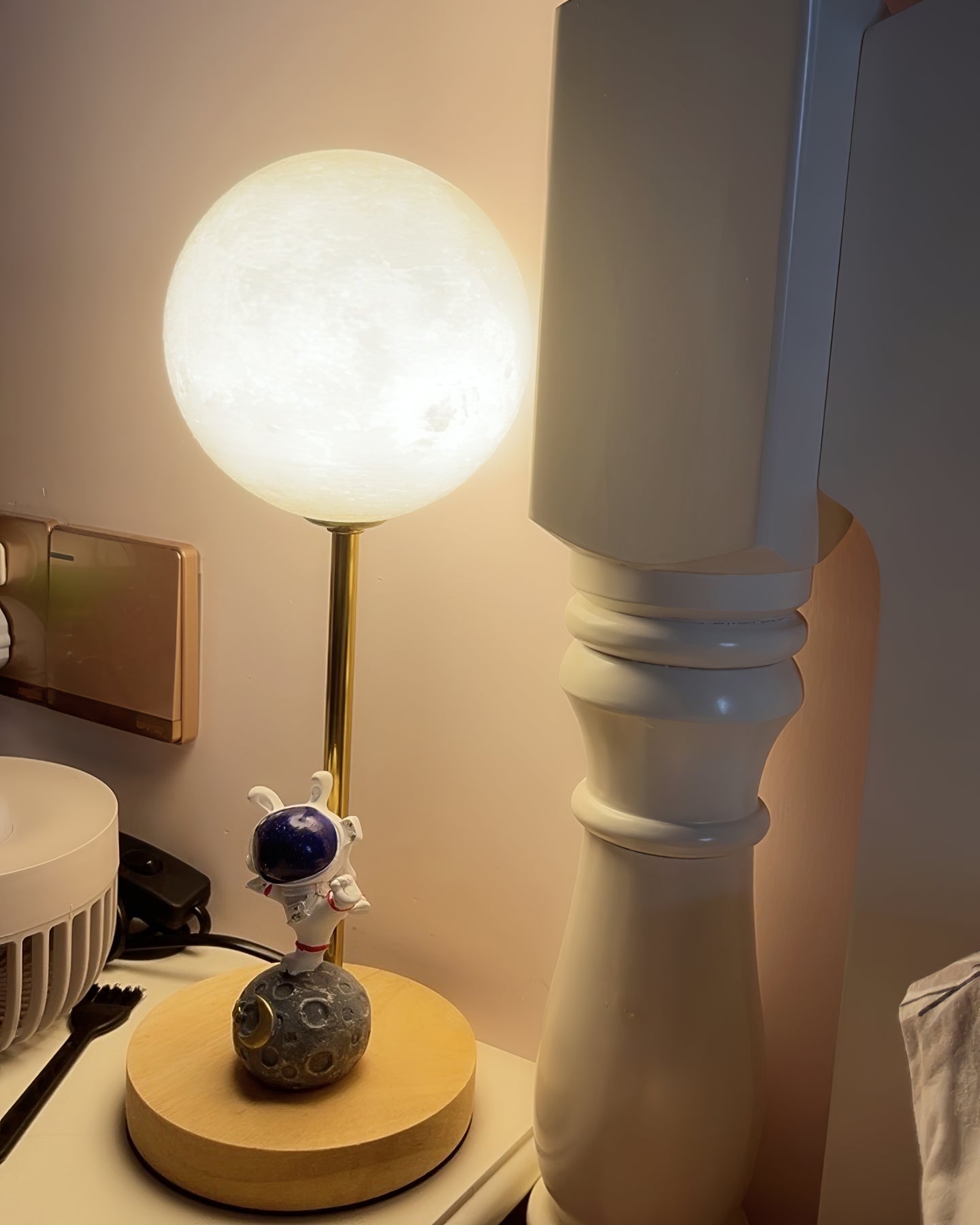 Creative Moon Table Lamp
