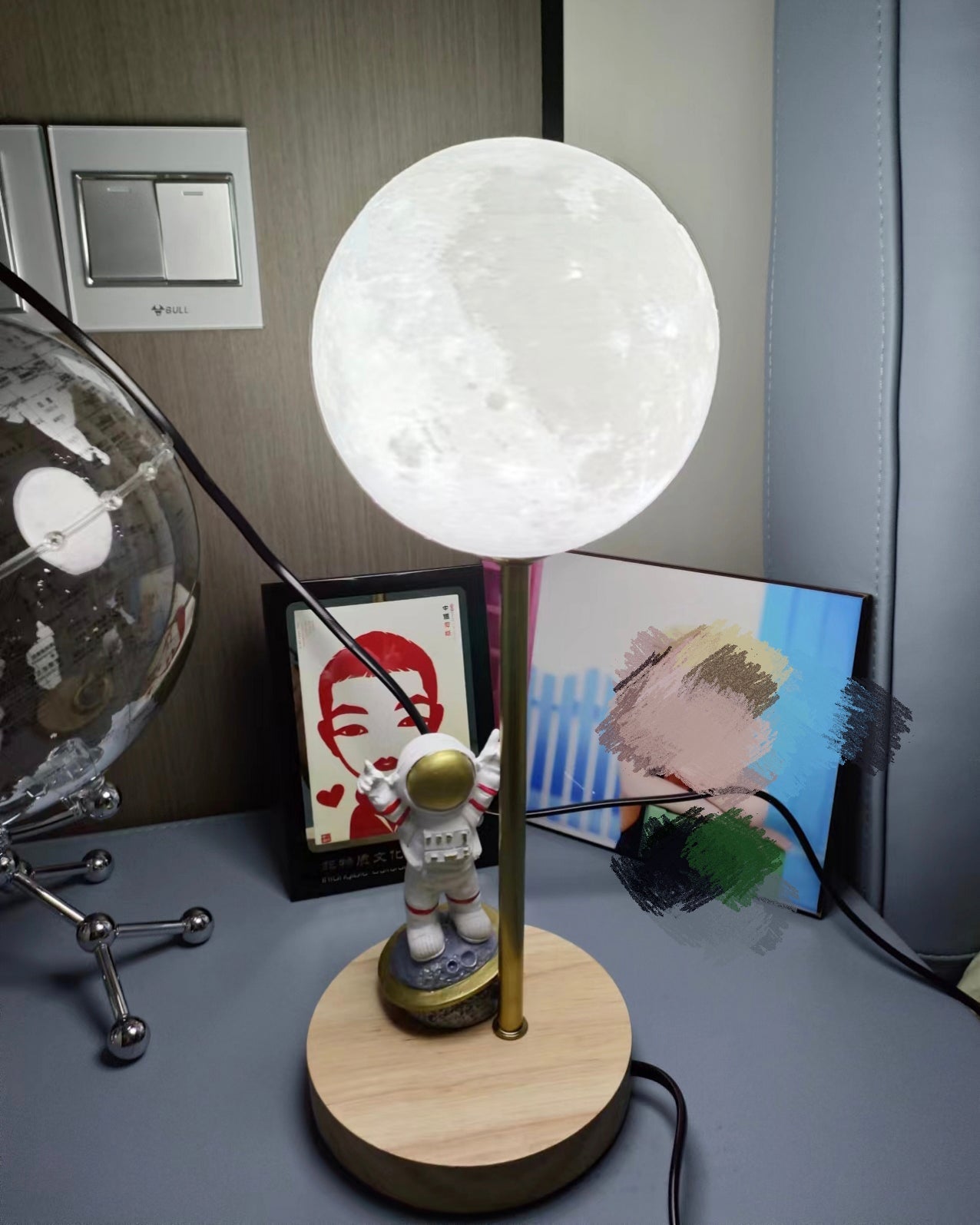 Creative Moon Table Lamp