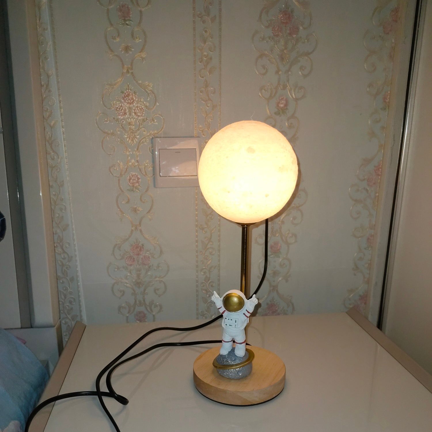 Creative Moon Table Lamp