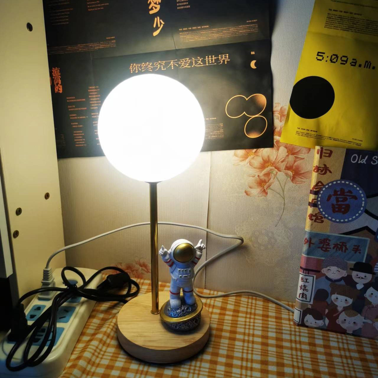 Creative Moon Table Lamp