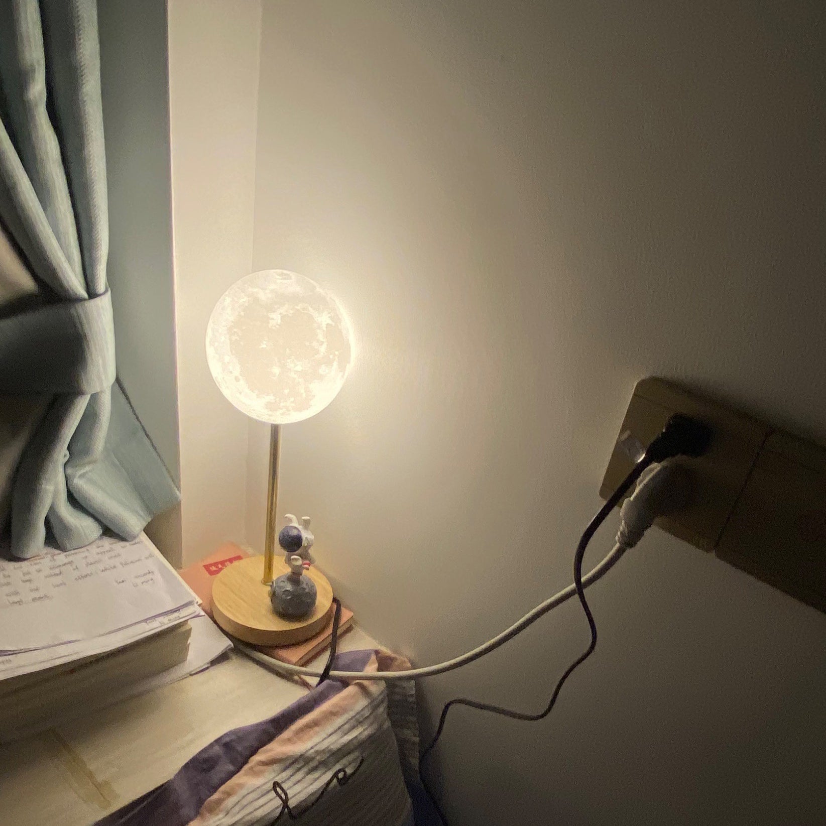 Creative Moon Table Lamp