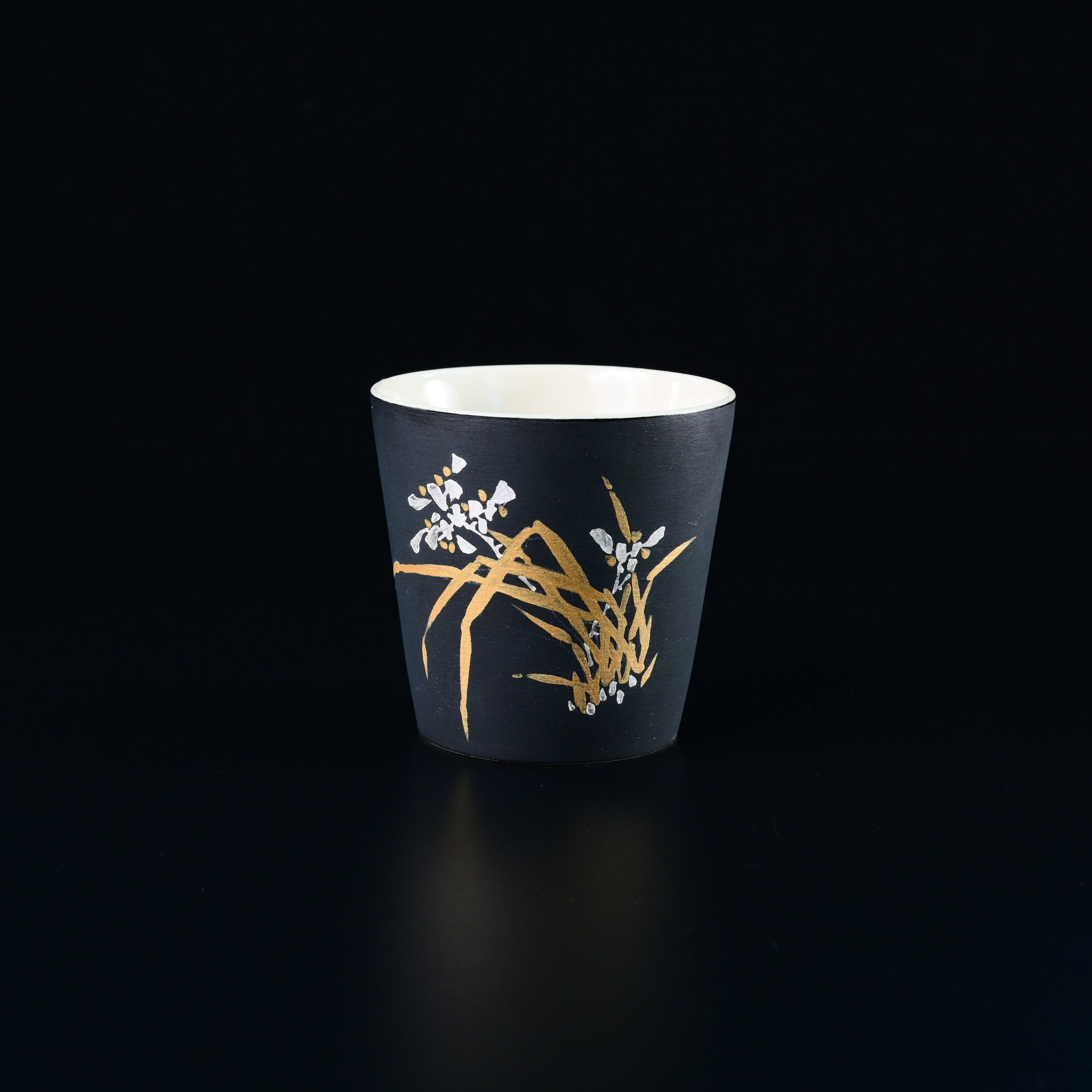 Four Gentlemen Matte Black Tea Cup – Handcrafted Ceramic with Nature Patterns