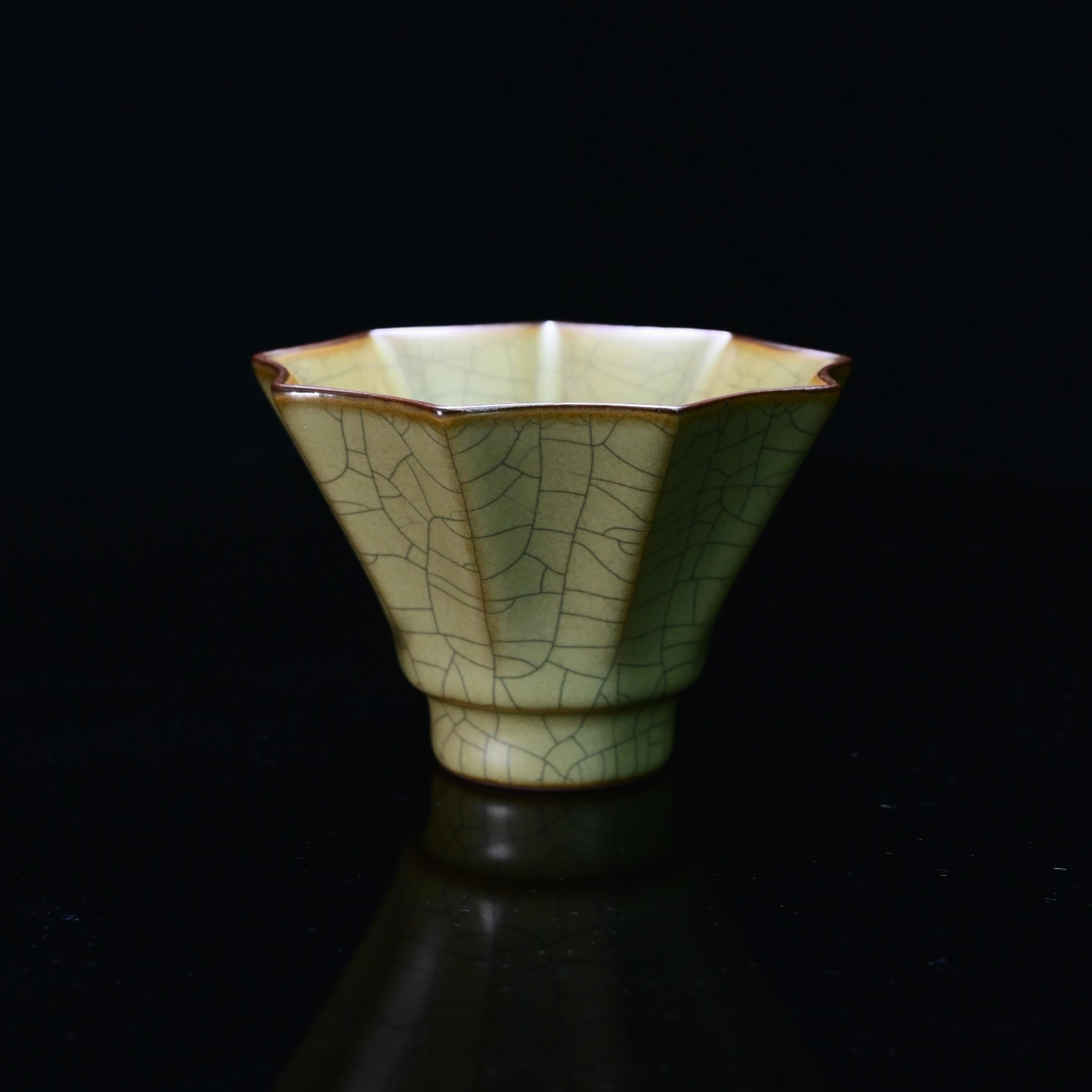 Longquan Celadon Ge Kiln Nine-Petal Flower Host Tea Cup – Gold-Wire Iron-Crack Glaze, 80ml