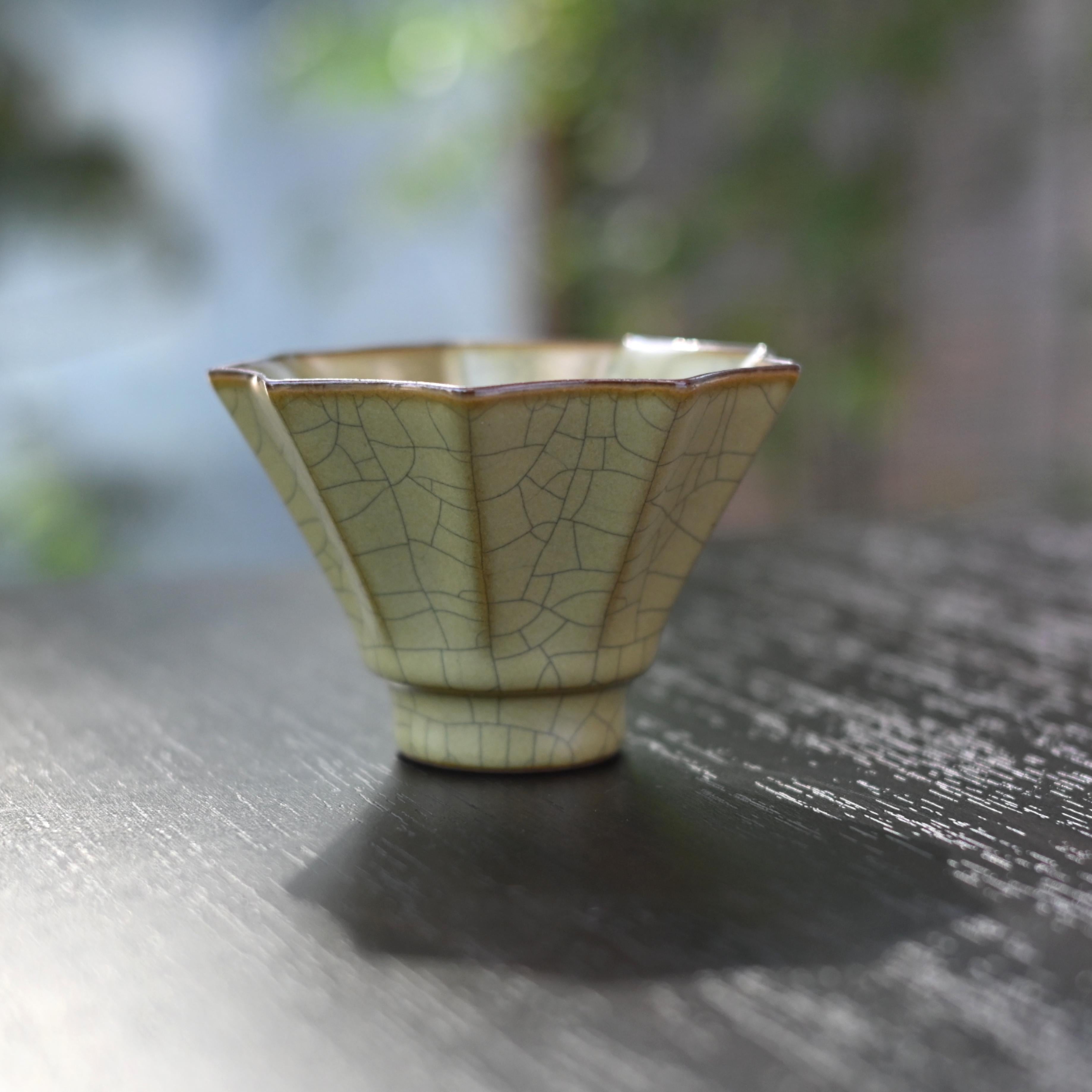 Longquan Celadon Ge Kiln Nine-Petal Flower Host Tea Cup – Gold-Wire Iron-Crack Glaze, 80ml