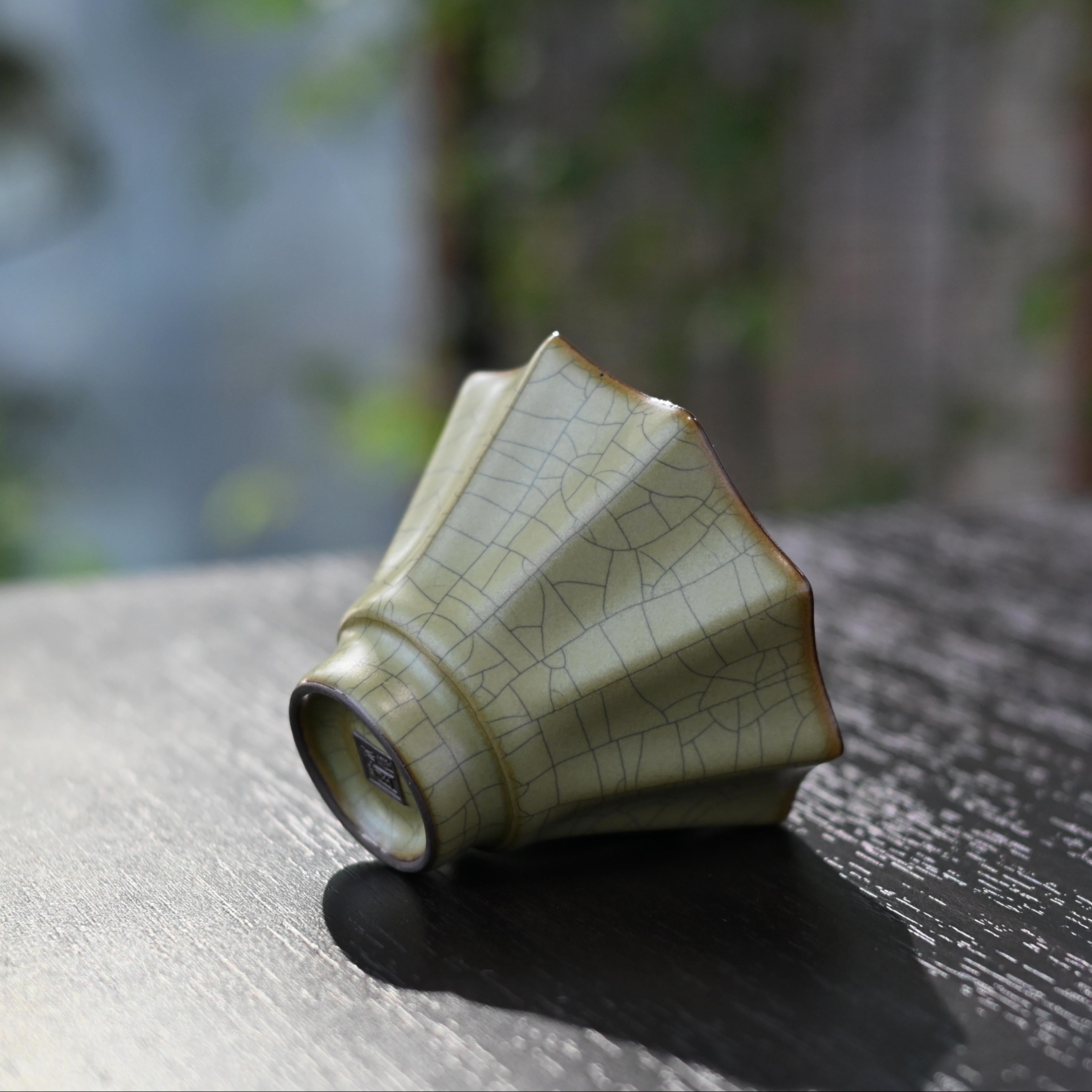 Longquan Celadon Ge Kiln Nine-Petal Flower Host Tea Cup – Gold-Wire Iron-Crack Glaze, 80ml