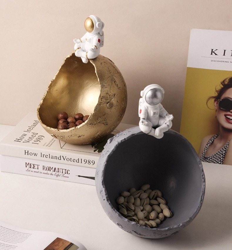 Astronaut Planet Storage