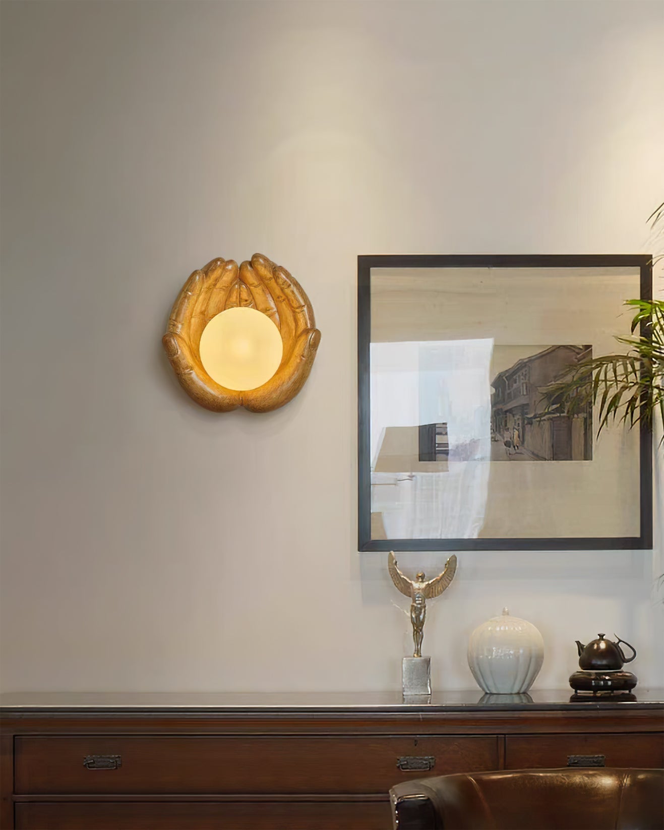 Holding Hands Wall Lamp