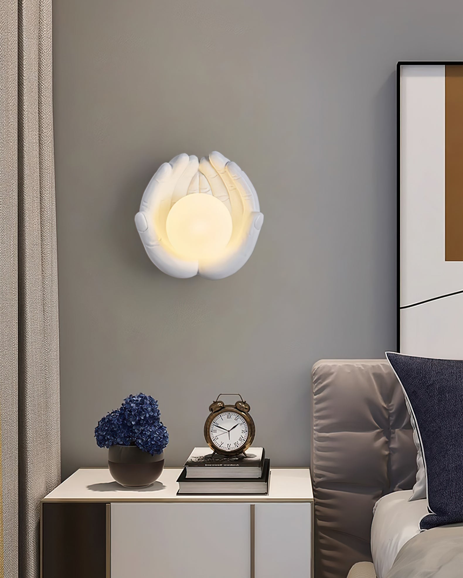 Holding Hands Wall Lamp
