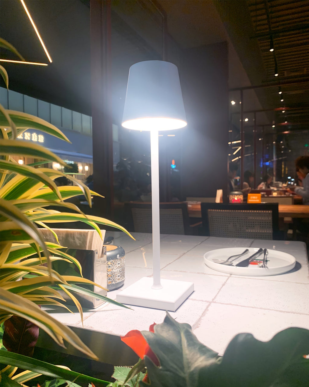 Doku Built-in Battery Table Lamp