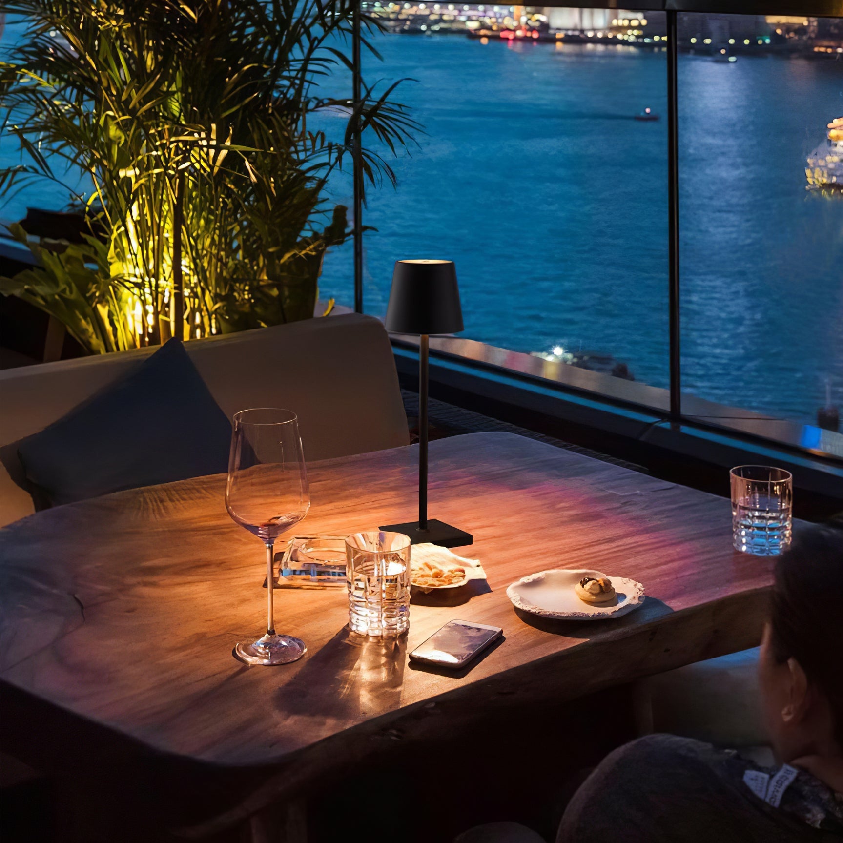 Doku Built-in Battery Table Lamp