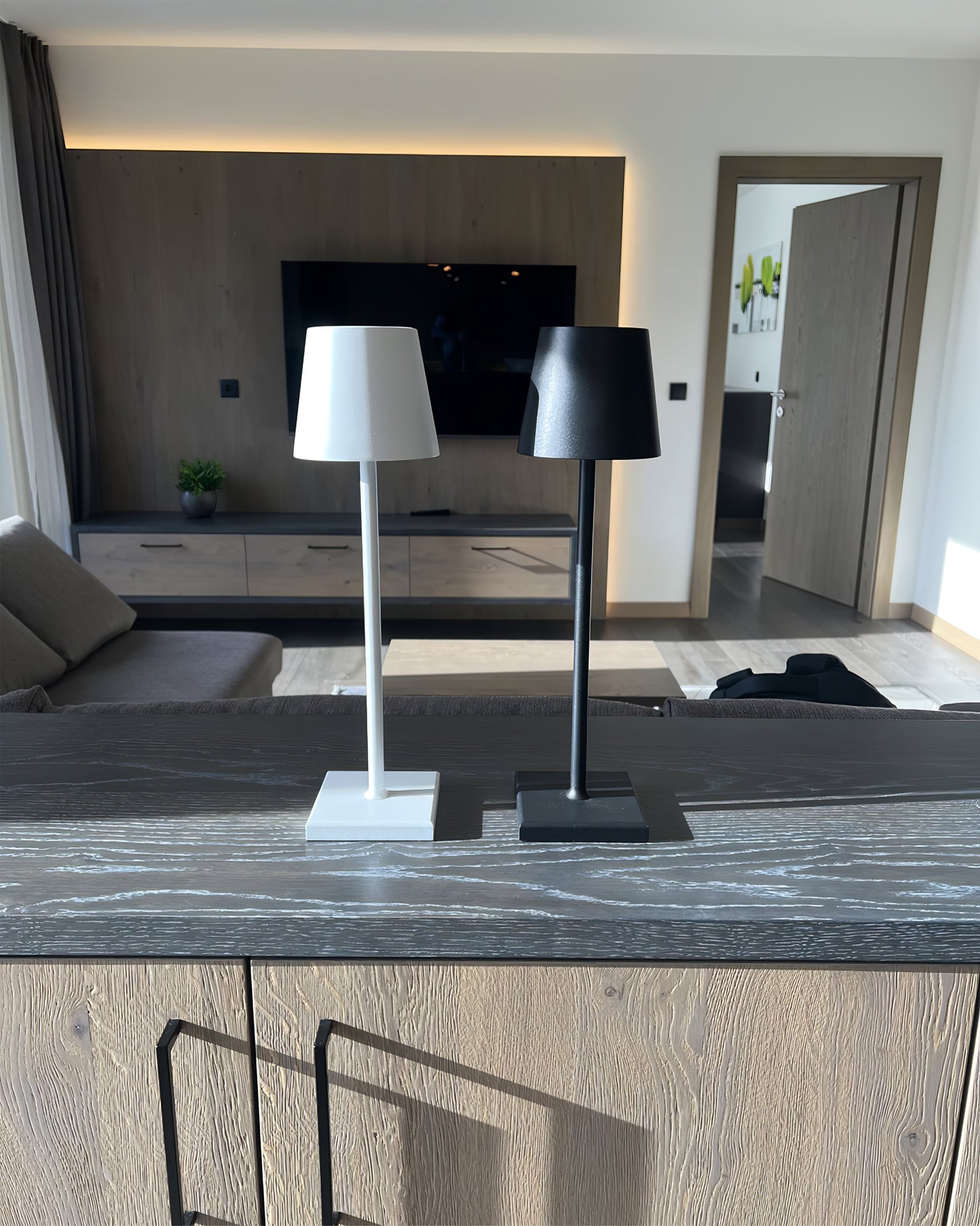 Doku Built-in Battery Table Lamp